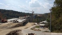Sebagaimana diketahui saat arus mudik Lebaran lalu, Jembatan Kali Kenteng ini pun sempat viral. Ketika itu, para pemudik yang melewati tol fungsional ruas Salatiga-Kartasura harus melewati jalan menanjak yang berada di bawah jembatan. Kemudian, ada salah satu mobil yang tidak kuat melewati jalan menanjak dan menjadi viral. Kini jalan menanjak yang berada di bawah Jembatan Kali Kenteng inipun masih dipakai untuk aktivitas para pekerja.