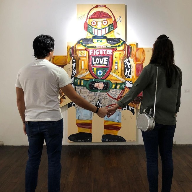 Saat masih bersama, Reino Barack dan Luna Maya sempat menghadiri pameran seni. Luna pun terlihat membawa tas terbaru dari Louis Vuitton yaitu seri Petite Boite Chapeau yang dijual seharga US$ 4.250 atau sekitar Rp 63 jutaan. Foto: Instagram