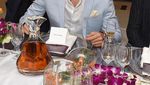 Tampannya Henry Golding Crazy Rich Asians, Saat Makan Chilli Crab