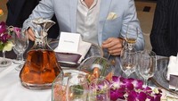 Aktor sekaligus model tampan berdarah Malaysia Inggris ini, mencuri perhatian lewat perannya di film laris Crazy Rich Asians. Lewat akun Instagramnya ia kerap membagikan foto-fotonya ketika kulineran. Foto: Instagram @henrygolding