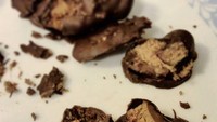 Dari luar memang terlihat seperti cokelat pada umumnya. Tapi begitu digigit, ada potongan hati ayam rebus di dalamnya. Hii. gimana rasanya, ya? Foto: Istimewa