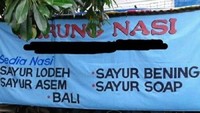 Seperti warung nasi pada umumnya, warung ini juga menyajikan berbagai lauk dan sayur. Tertulis beberapa nama sayur di spanduk warung. Tapi ada yang aneh, masa ada sayur soap kan harusnya sayur sop. Foto: Istimewa