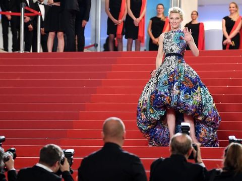 Cate Blanchett memakai gaun Mary Katrantzou di Cannes Film Festival 2018.