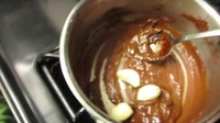 Cokelat isi kacang sudah biasa, yang satu ini cokelatnya berisi bawang putih! Ini sih jahilnya kebangetan. Foto: Istimewa