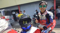 Pebalap cilik dari tim D21 ini memang masih tengah berusaha mewujudkan mimpinya dengan berlatih bersama pelatihnya, Dhoni. Ia mengaku ingin bercita-cita menjadi pembalap internasional yang membanggakan Indonesia dengan menjadi pebalap MotoGP. Kita doakan ya Otolovers, semoga impian Zahri tercapai. Foto: Ridwan Arifin