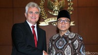 Zulkifli Hasan menyambut tamunya Mulan Stech.
