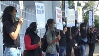 Masyarakat pecinta anak yang tergabung dengan Save Our Sister mendemo Kejati Jambi. Mereka keberatan bila anak korban perkosaan dituntut penjara.