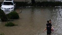Warga pun dievakuasi ke tempat yang lebih aman untuk meminimalisir korban jiwa akibat angin topan Mangkhut di Hong Kong. Bobby Yip/Reuters.