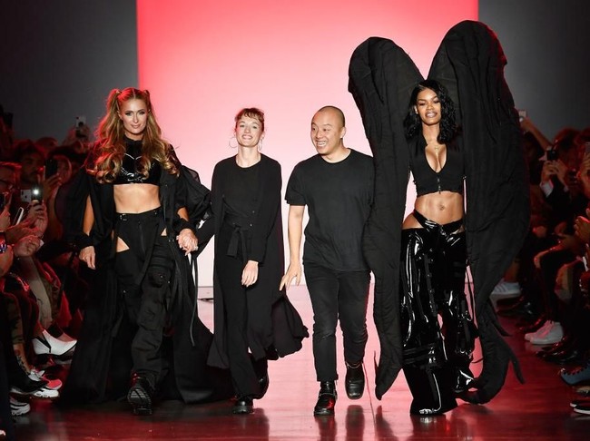Perut seksi Teyana juga muncul di catwalk Namilia yang digelar dalam rangkaian New York Fashion Week. Bersandingan dengan Paris Hilton, istri dari pebasket Iman Shumpert ini muncul dengan miniset hitam yang dilengkapi sayap dramatis. (Foto: Getty Images)