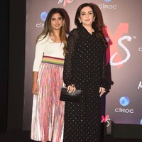 Seperti inilah penampilan Isha Ambani bersama sang ibu Nita Ambani saat menghadiri pelucuran lini busana dari putri aktor Amitabh Bachchan, Shweta Bachchan Nanda. Tidak terlihat tas mewah ditenteng Isha, yang orangtuanya memiliki harta Rp 640 triliun. Foto: Instagram