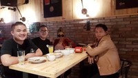 Kalau ini momen ketika Dinar makan malam di Makassar bersama teman-temannya. Dinar yang dicatut namanya dalam situs prostitusi online ini dibanderol dengan harga Rp 80 juta. Waduh! Foto: instagram @dinar_candy