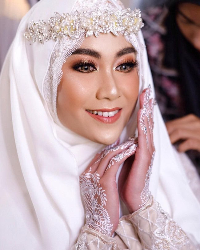 Inilah penampilan Anisa Rahma yang terlihat semakin cantik di hari pernikahannya dengan Anandito Dwi Sepdiawan. Makeup artist January Christy menerapkan riasan glamour yang membuat wajah Anisa semakin bersinar di hari bahagianya. Foto: Instagram januarychristymakeup