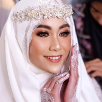 Inilah penampilan Anisa Rahma yang terlihat semakin cantik di hari pernikahannya dengan Anandito Dwi Sepdiawan. Makeup artist January Christy menerapkan riasan glamour yang membuat wajah Anisa semakin bersinar di hari bahagianya. Foto: Instagram januarychristymakeup