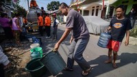 Warga antri untuk mendapatkan air bersih yang didistribusi oleh Petugas Badan Penanggulangan Bencana Daerah (BPBD) di Rancamaya, Bogor Selatan, Jawa Barat, Sabtu (18/8). BPBD Kota dan Kabupaten Bogor mendistribusikan sepuluh ribu liter air per hari guna mengantisipasi kekeringan air sumur yang terjadi di beberapa wilayah di Bogor. ANTARA FOTO/Raisan Al Farisi