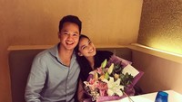 Makan cake dan diberi bunga oleh pasangan, wah pasti Mesty bahagia banget! Foto: Instagram mestyariotedjo