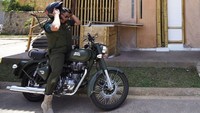 Motor yang dikendarai adalah motor Royal Enfield Classic Battle Green. Royal Enfield aslinya adalah merek motor Inggris, namun sudah diambil alih kepemilikannya oleh India. Foto: Instagram/Ridwan Kamil
