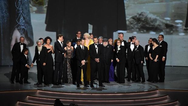 Tak Ada Kejutan, Emmy Awards Jadi Ajang Glenn Weiss Melamar Pacar