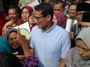 Sandiaga Beli Bayam Rp 50 Ribu di Pasar Tradisional Palembang