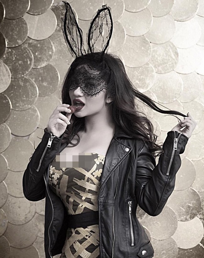 Bergaya memakai topeng renda dan kuping ala kelinci, foto Ariel Tatum ini disebut para pria membuat mereka salah fokus karena super seksi. Sementara netizen lainnya berkomentar mengenai gaya Ariel ini serupa dengan Ariana Grande. Foto: Instagram