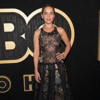 Muncul di after-party Emmy Awards 2018 yang digelar HBO, pemeran Daenerys Targaryen itu sukses mengalihkan atensi dengan gaun hitam transparan. (Foto: Emma McIntyre/Getty Images)