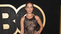Emilia Clarke tampil sangat seksi dengan gaun hitam transparan. Emma McIntyre/Getty Images