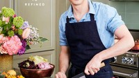 Zac Posen bukan hanya desainer handal. Ia juga jago masak sehingga menuliskan resep-resep rustic hingga refined di buku resepnya, Cooking With Zac. Foto: Istimewa