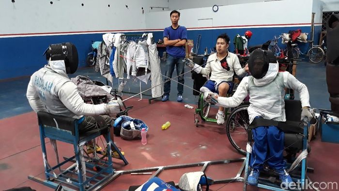 Anton Hilman (tengah) berlatih di Solo menjelang Asian Para Games 2018. (Bayu Ardi Isnanto/detikSport) Anton Hilman (tengah) berlatih di Solo menjelang Asian Para Games 2018. (Bayu Ardi Isnanto/detikSport)