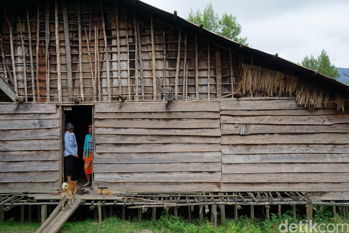 Menginap di Rumah Kaki Seribu