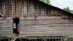 Menginap di Rumah Kaki Seribu di Pedalaman Papua Barat