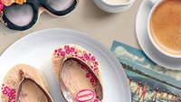 Yang ini bukan sepasang sandal diatas piring. Tetapi cookies yang dibentuk mirip seperti sandal. Detail pembuatannya mirip seperti sungguhan ya! Foto: instagram @inspiredtotaste