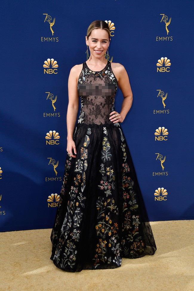 Emilia Clarke tampil dengan gaun Dior Haute Couture. Hadir dengan brokat menerawang di bagian atas, namun dihiasi detail embroidery bunga cantik di bawahnya. Foto: Getty Images