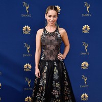 Emilia Clarke tampil dengan gaun Dior Haute Couture. Hadir dengan brokat menerawang di bagian atas, namun dihiasi detail embroidery bunga cantik di bawahnya. Foto: Getty Images