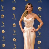 Diakui Heidi, banyak orang mempermasalahkan asmara mereka lantaran perbedaan usia yang cukup jauh. Namun, itu bukan penghalang. Aku tidak mau memusingkannyanya. Jalani saja dan hidup tanpa mengkhawatirkan pikiran orang lain karena itu dapat menyebabkan keriput, kata Heidi. (Foto: Matt Winkelmeyer/Getty Images)