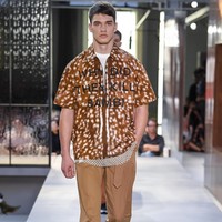Di jajaran busana pria, Riccardo juga menyertakan kaus motif leopard dengan tulisan Why did they kill Bambi yang ditiru dari judul lagu band punk Sex Pistols, Who Killed Bambi. (Foto: Dok. Vogue)