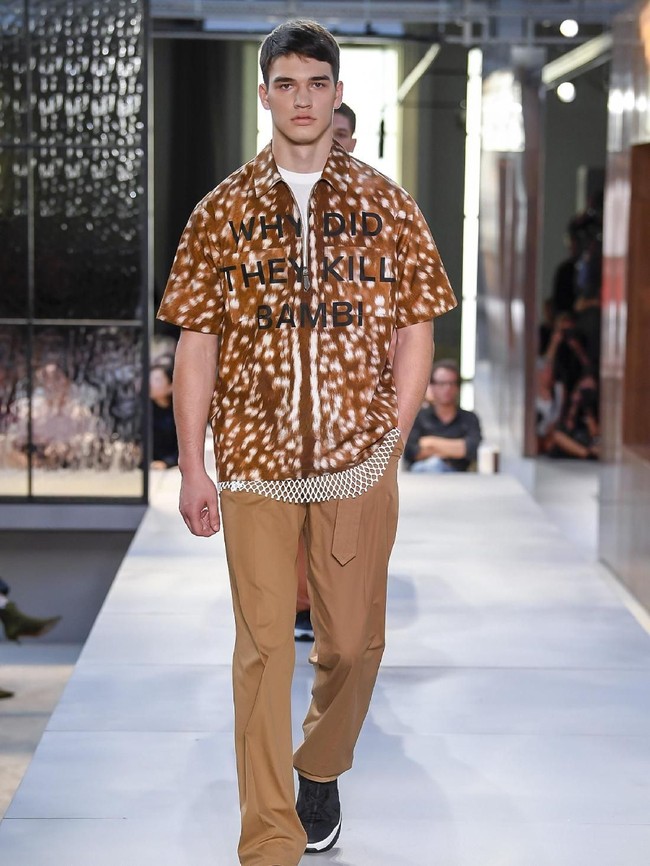 Di jajaran busana pria, Riccardo juga menyertakan kaus motif leopard dengan tulisan Why did they kill Bambi yang ditiru dari judul lagu band punk Sex Pistols, Who Killed Bambi. (Foto: Dok. Vogue)