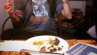 Potret tahun 2010 ini adalah saat Constance tak punya uang dan kelaparan. Ia mengaku sangat senang saat kakaknya membuatkan steak dan memberi segelas bir. Kelihatan ya dari wajahnya? Hihihi... Foto: Instagram constancewu