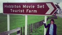 Liburan ke New Zealand, Sarah jalan-jalan ke Hobbiton Movie Set & Farm Tours yang terkenal itu. (sarah.kinghorn/Instagram)