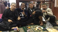 Begini kebersamaannya dengan Ustaz Evie Effendie. Mengaku sholeh=salah mengaku salah=insyaAllah sholeh, tulisnya. Foto: Instagram sunumatta