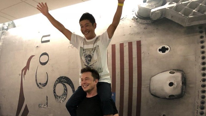 Elon Musk gendong Yusaku (elonmusk/Twitter) Elon Musk gendong Yusaku (elonmusk/Twitter)