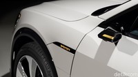 Mobil ini memiliki spion unik. Audi menyebutnya sebagai virtual mirror, yakni kamera digital dengan layar OLED. Foto: Audi