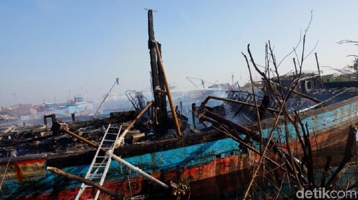 Penampakan Bangkai 5 Kapal yang Ludes Dilalap Api di Pekalongan