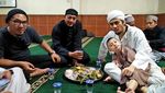 Pakai Sorban dan Celana Longgar, Ini Gaya Sunu Matta Saat  Makan Bareng Ulama
