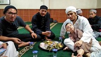 Saat mengunggah foto makan jajanan pasar bersama rekan dan guru ngajinya,  Sunu menuliskan  keterangan yang tak biasa. ketemu krn Allah berpisah krn Allah,  tulisnya. Untuk siapa, ya? Foto: Instagram sunumatta