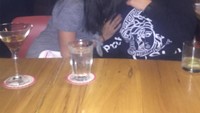 Tahun 2016, begini manisnya Constance saat berambut panjang. Ia terlihat sedang menikmati minuman di bar bersama rekannya. Foto: Instagram constancewu
