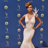 Detail di pundak aktris Ryan Michelle Bathe membuatnya terlihat konyol dibanding stylish. Ia seperti membawa burung peliharaan di pundaknya. Foto: Getty Images