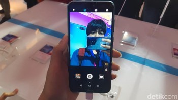 Honor 9i hadir dengan tiga pilihan warna yaitu Robin Egg Blue, Sapphire Blue, dan Midnight Black.  (Foto: detikINET/Virgina Maulita Putri)