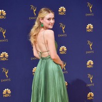 Dakota Fanning menebar pesonannya dengan gaun hijau lemon berbahan lipit yang ultra feminin di Oscar-nya program TV tersebut. Sementara itu, gaya backless yang mengakomodasi sisi seksi sang aktris. (Foto: Getty Images)