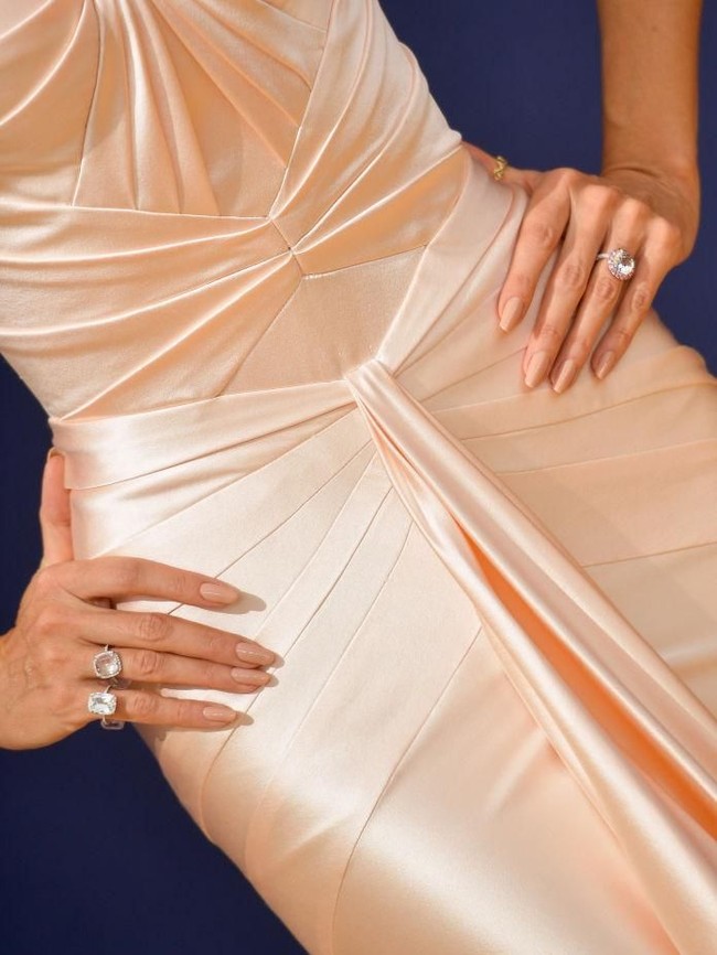 Heidi lalu menyempurnakan gayanya dengan kalung dan cincin berlian yang sempat disebut-sebut sebagai cincin pertunangannya. Namun, Heidi menampik rumor tersebut. Tidak! Perhiasan ini pinjaman dari Lorraine (Schwartz). Cincinnya berpadu manis dengan kalung ini,  kata ibu empat anak itu kepada Entertainment Tonight di karpet merah. (Foto: Matt Winkelmeyer/Getty Images)