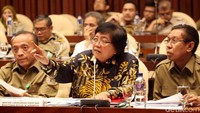 Menteri Siti Nurbaya Bakar hadir dalam rapat bersama jajaran Kementerian Lingkungan Hidup dan Kehutanan lainnya.