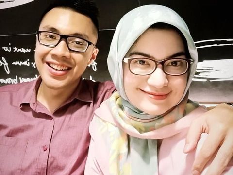 Dokter Gia Pratama bersama istrinya, Syafira